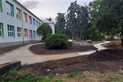 Edukačný dvor v základnej škole - dekoratívna grafika
